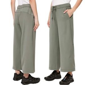 Lululemon On the Fly Wide-Leg 7/8 Pant Woven in Grey Sage size 8